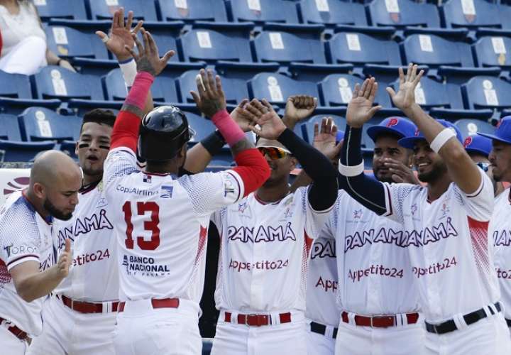 Los jugadores de los Toros de Herrera (Panamá) celebran una de las anotaciones./ AP