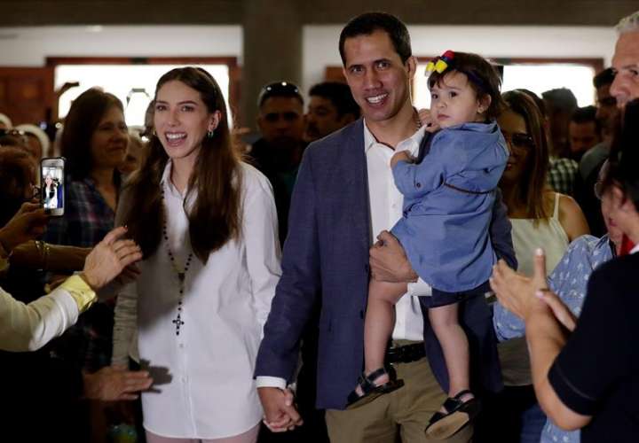 El jefe del Parlamento venezolano, Juan Guaidó (c-d), que el mes pasado se proclamó presidente encargado del país, interactúa con su hija en compañía de su esposa, Fabiana Rosales (c-i), y su madre, Norka Márquez (d), durante una misa este domingo. EFE