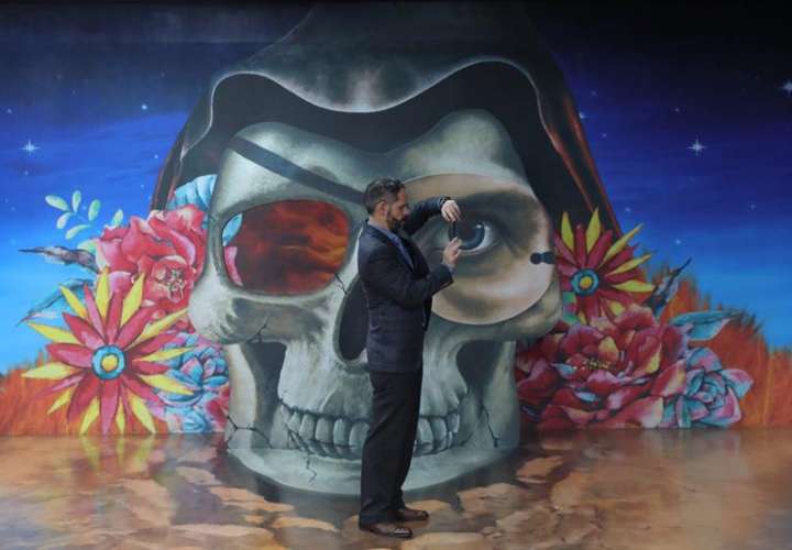 Fotografía del 7 de febrero de 2019, que muestra a un hombre en una atracción del Museo Trick Eye, en Ciudad de México (México). EFE