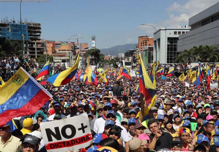 La oposición reclama que Maduro abandone el poder que señalan &quot;usurpa&quot; para que pueda instalarse un Gobierno transitorio que convoque a elecciones libres. EFE/Archivo