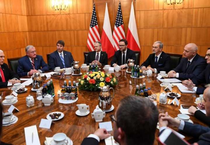 l primer ministro polaco, Mateusz Morawiecki (d), y los ministros polacos de Inversiones y Desarrollo, Jerzy Kwiecinski (3d), y de Interior, Joachim Brudzinski (2d), durante una reunión con el vicepresidente de Estados Unidos, Mike Pence (i). EFE