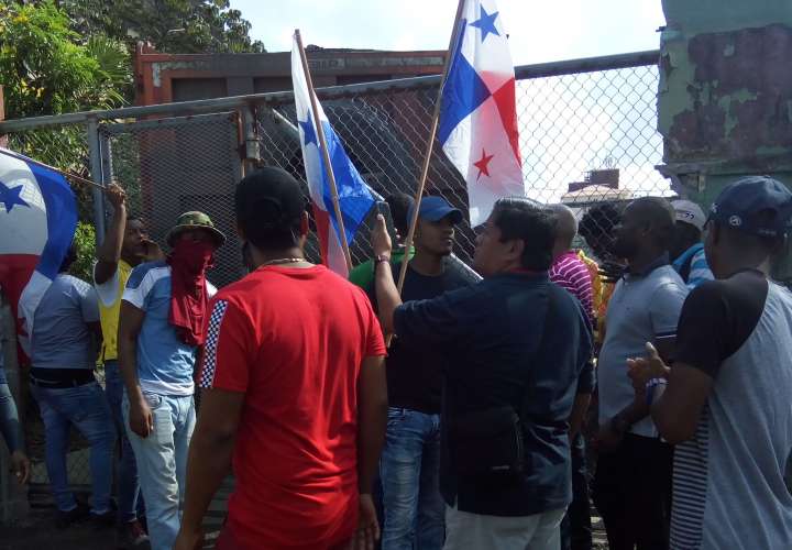 Desempleados colonenses se enfrentan con la Policía Nacional durante protesta