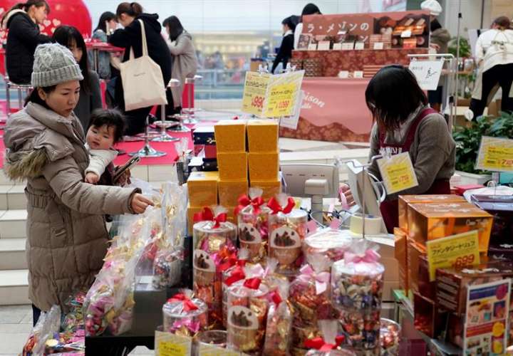 Una mujer compra chocolates, este jueves, con motivo de San Valentín en Tokio (Japón). EFE