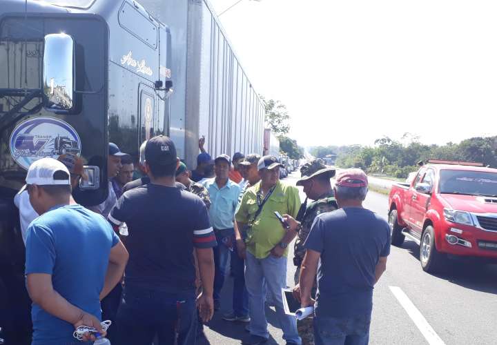 Transportistas de carga  protestan en Paso Canoas 