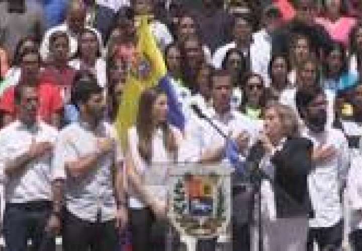 Guaidó advierte que hará "lo necesario" para que entre la ayuda a Venezuela