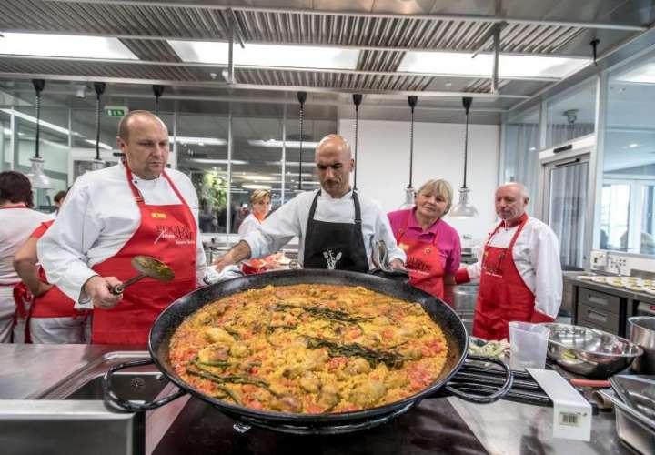 El chef español Enrique García enseña a cocineros de comedores escolares cómo cocinar paella durante un taller en Praga (República Checa). EFE/Archivo