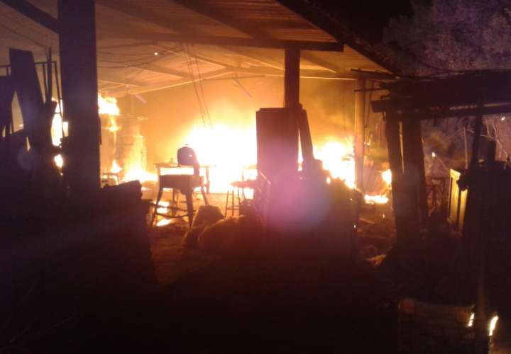 Incendio consume taller de ebanisteria en Guararé