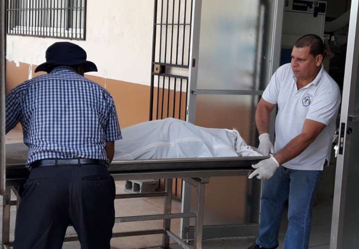 El cuerpo de la víctima fue trasladado a la morgue juduicial de David.  Foto: Mayra Madrid