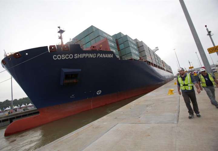 Por el Canal de Panamá pasa cerca del 6 % del comercio mundial y se conectan más de 140 rutas marítimas y 1.700 puertos en 160 países. EFE/Archivo