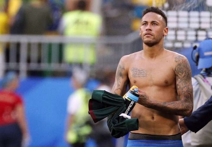 Neymar suifrió una nueva lesión en el 5º metatarsiano del pie derecho durante el partido de la Copa de Francia. Foto: EFE