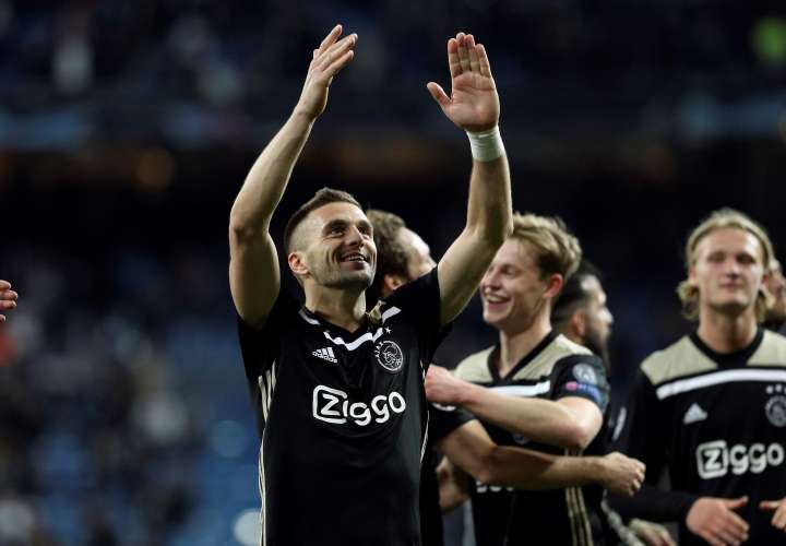 Dusan Tadic celebra la victoria por 1-4 tras el partido de vuelta de octavos de final de la Liga de Campeones que Real Madrid y Ajax disputaron en el estadio Santiago Bernabéu, en Madrid. EFE