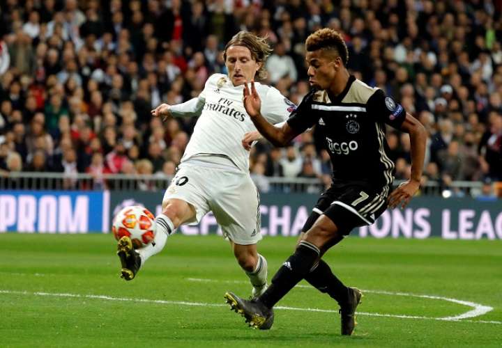 El centrocampista brasileño del Ajax David Neres (d) lucha con el croata Luka Modric, del Real Madrid. /EFE