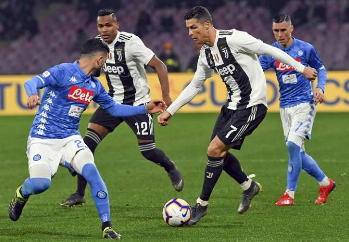Cristiano Ronaldo domina el balón durante el partido con el Nápoles. Foto: AP