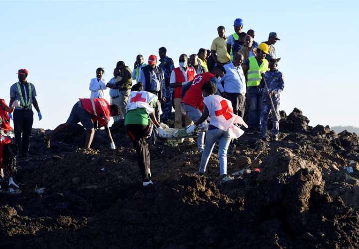 Equipos de rescate transportan restos en el lugar del accidente de Ethiopia Airlines Boeing 737 Max 8 en ruta a Nairobi, Kenia, cerca de Bishoftu, Etiopía.EFE