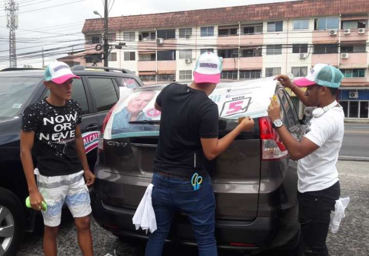 Panameños rotulan sus vehículos en apoyo a campaña para alcalde de Martinelli