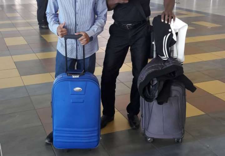 Azael &quot;Candelilla&quot; Villar (izq.) con su entrenador Juan Mosquera en el aeropuerto de Tocumen previo al viaje. Foto: Cortesía