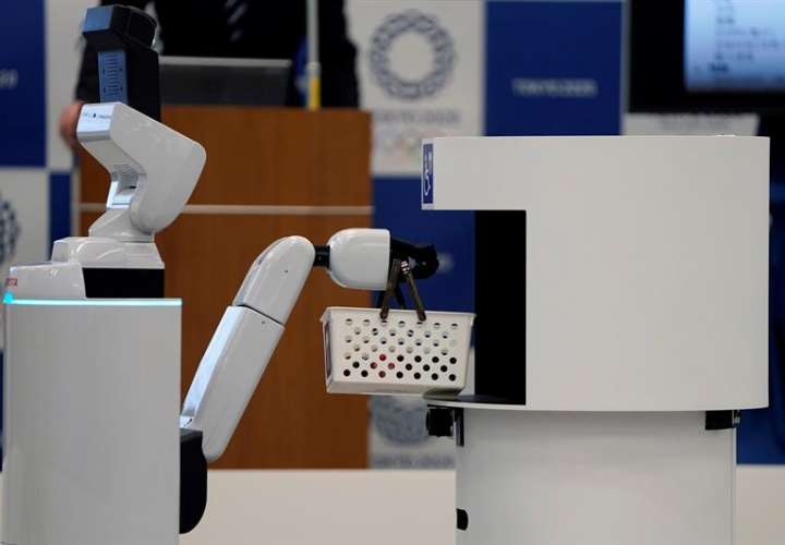 Se presentan el Robot de Apoyo Humano (i) de Toyota Motor y el Robot de Soporte de Entrega, durante un evento de prensa este viernes en Tokio (Japón). EFE
