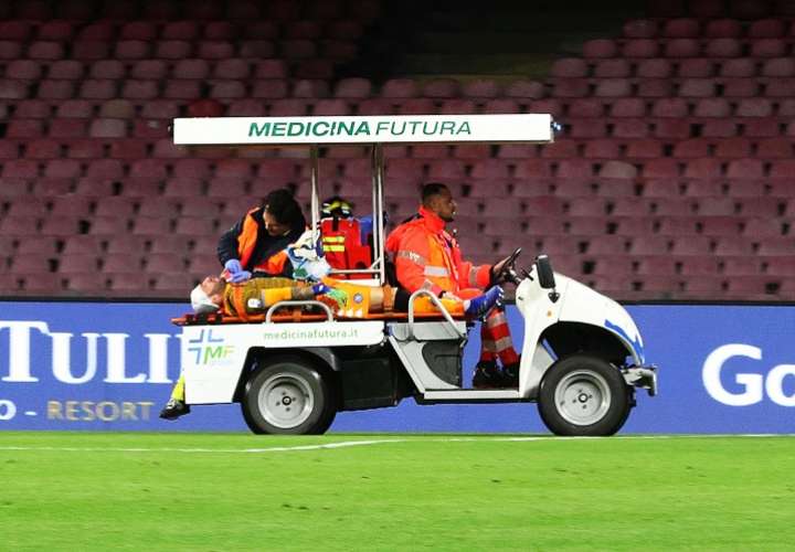  David Ospina recibe asistencia médica cuando abandona el terreno de juego en un vehículo después de lesionarse. Foto: EFE