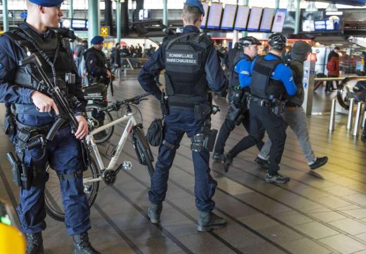 Varios efectivos de la policía militar se despliegan este lunes por el aeropuerto de Schiphol (Holanda) para reforzar las medidas de seguridad, después del tiroteo registrado en la plaza 24 de Octubre de Utrecht. EFE