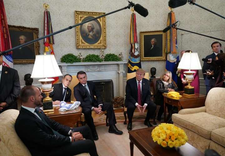 El presidente de Estados Unidos, Donald Trump (ci), durante la reunión con su homólogo brasileño, Jair Bolsonaro (cd), en la Casa Blanca este martes en Washington (Estados Unidos). EFE