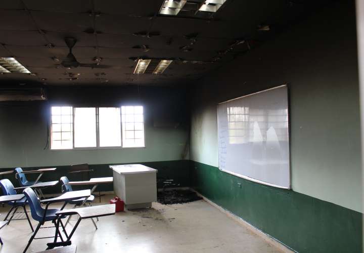 Vista general del aula afectada por el incendio. Foto: Eric Montenegro