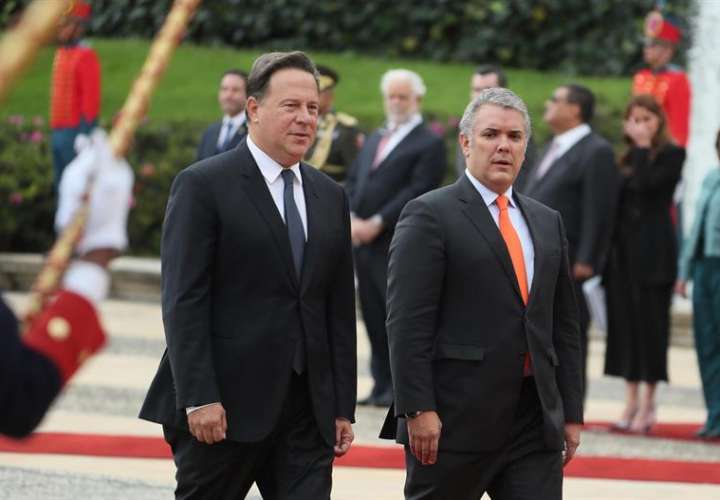 El presidente de Colombia, Iván Duque (d), rinde honores militares a su homólogo de Panamá, Juan Carlos Varela (i), este martes en la Casa de Nariño, en Bogotá (Colombia). EFE