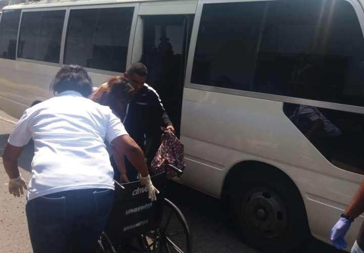 Dos pacientes delicados son trasladados al HST tras accidente de bus en Colón