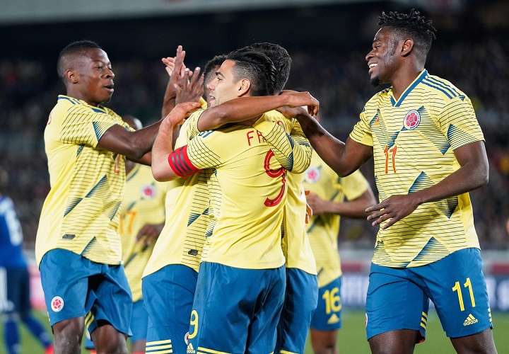  El delantero colombiano Radamel Falcao (c) celebra con sus compañeros de equipo tras marcar un penalti . Foto: EFE