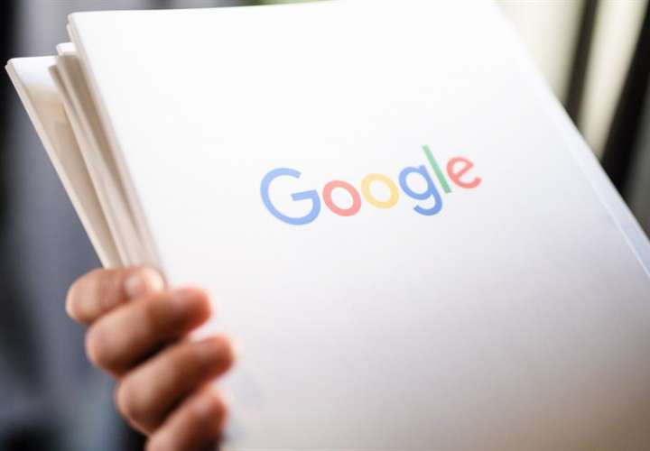 Un empleado sostiene un dosier con el logotipo de la multinacional estadounidense Google. EFEArchivo