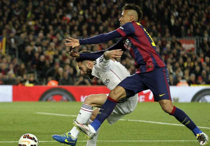 Neymar, quien se recupera de una lesión en el pie derecho, procedió a usar un insulto soez sobre los encargados del VAR. Foto: AP