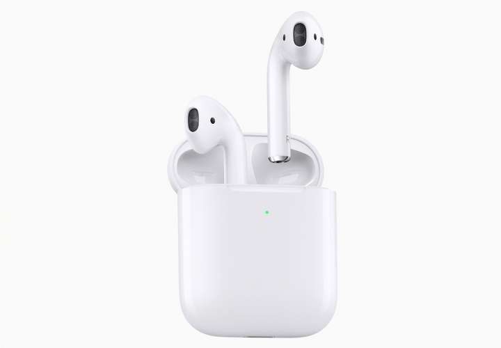 Vista de los nuevos auriculares AirPods de la multinacional Apple en Cupertino, California, Estados Unidos, este miércoles. EFE Apple