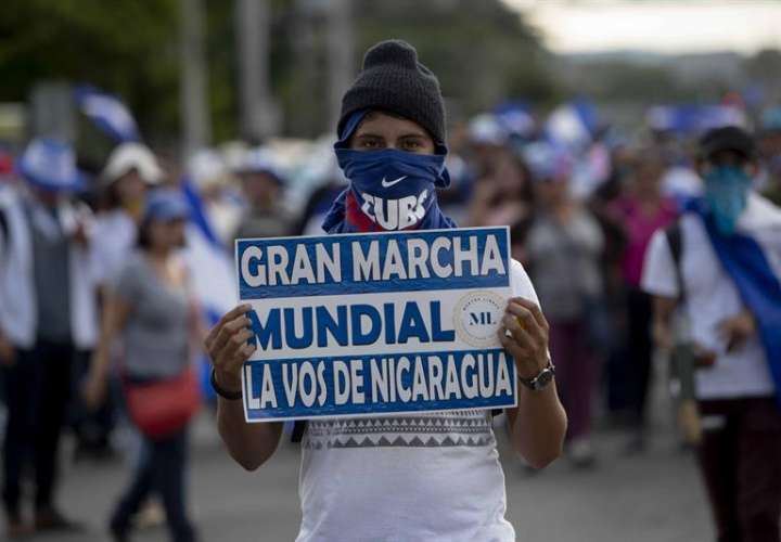 Un joven con un cartel participa de un plantón hoy, miércoles 26 de septiembre de 2018, en Managua (Nicaragua). EFE