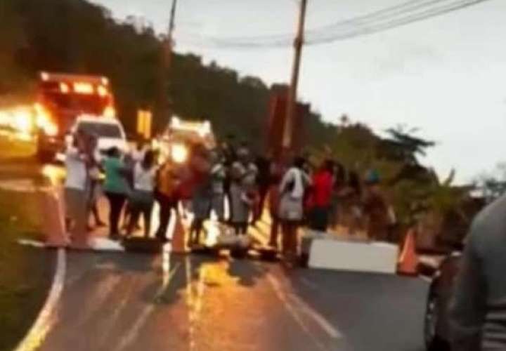 Residentes de Portobelo cierran vía con palos y piedras por falta de agua