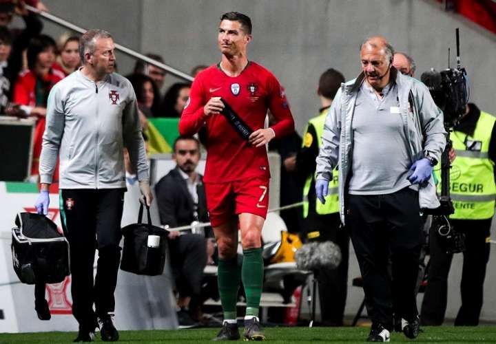 Cristiano Ronaldo se lastimó la pierna derecha y debió ser sustituido antes del intermedio del partido. Foto: EFE