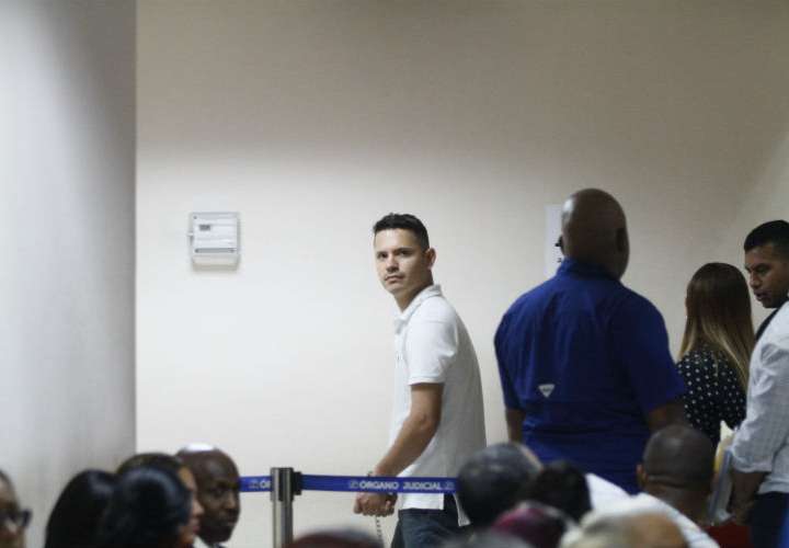 Momentos en que el condenado era llevado a la sala de audiencias. Foto: Edwards Santos Cruz
