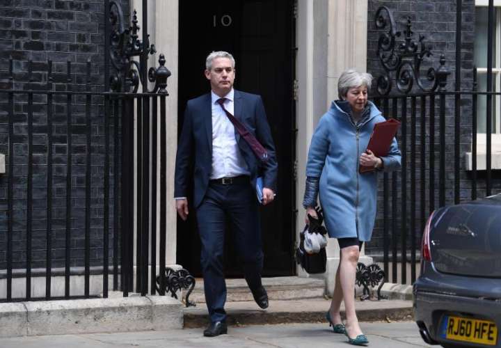 La primera ministra británica, Theresa May (dcha), y el ministro para el &quot;brexit&quot;, Stephen Barclay, salen del 10 de Downing Street tras una reunión especial del Gabinete este lunes en Londres (Reino Unido). EFE