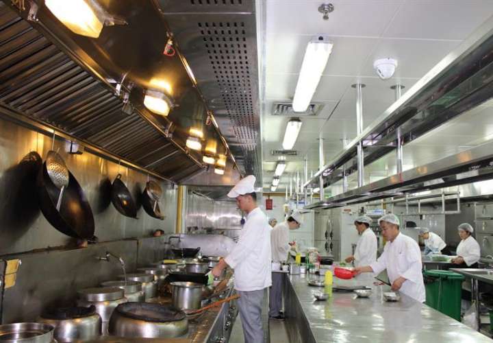 El control más absoluto ha llegado a las cocinas de los restaurantes en China, gracias a un sofisticado sistema de inteligencia artificial puesto en práctica en centenares de locales de la ciudad de Shanghái. EFE