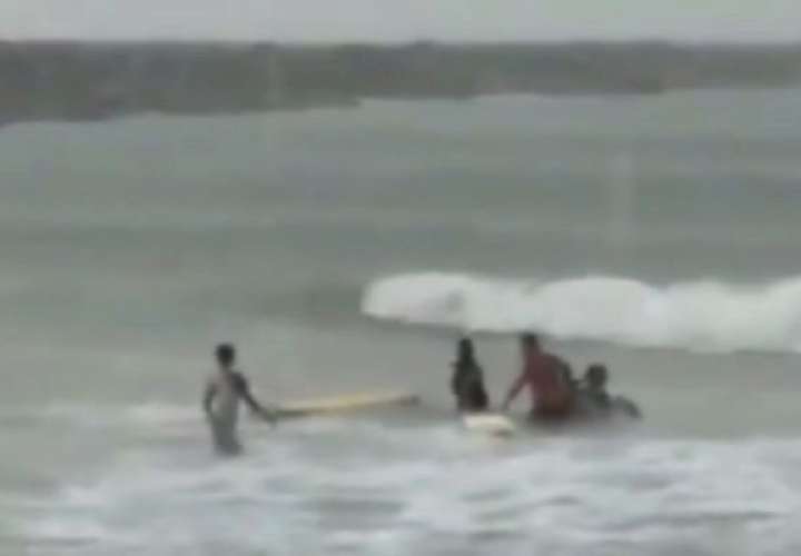 Surfista muere tras ser alcanzada  por un rayo (Video) 