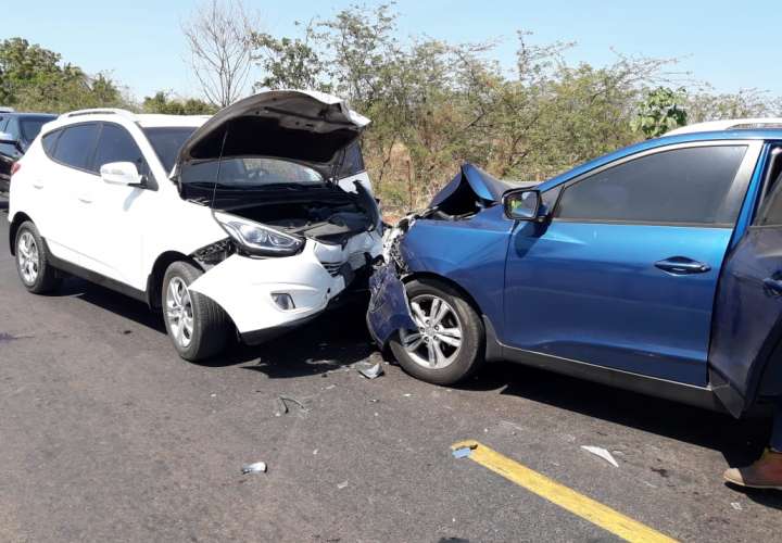Dos lesionados deja colisión de camionetas en Chitré