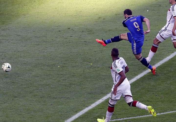 Gonzalo Higuaín desperdicia una ocasión de gol durante el encuentro final del Mundial Brasil 2014 entre Alemania y Argentina. /Foto: EFE