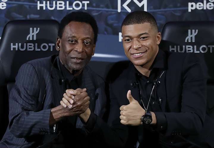 Kylian Mbappé (dcha.) y Pelé en un acto publicitario.Foto: EFE