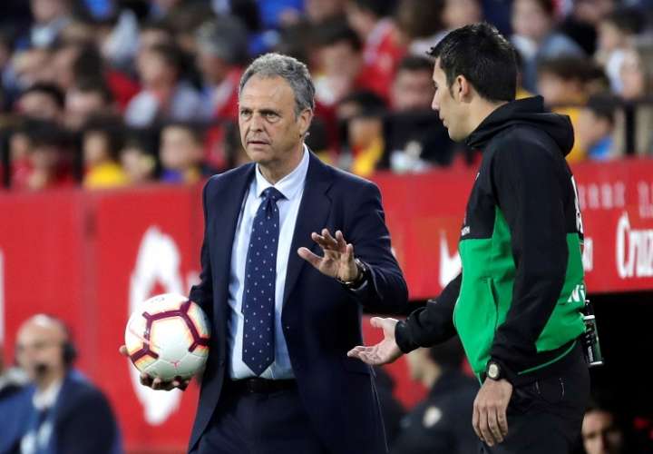 El entrenador del Sevilla, Joaquín Caparrós, pide al cuarto árbitro que espere para poner el balón en juego durante el partido. Foto: EFE
