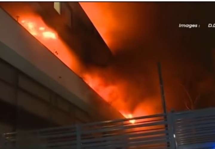 Potente explosión sacude un edificio de París tras un incendio (Video)