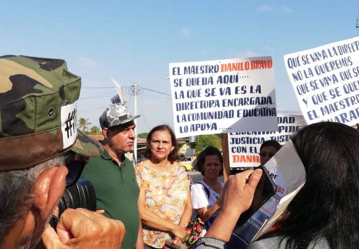  Padres de familia protestan por traslado de docente