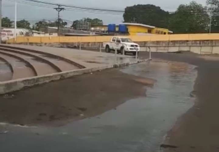 Desborde de aguas negras en el Kenny Serracín