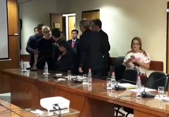 Senador agrede a expresidente de Paraguay en el Senado (Video) 