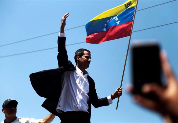 El jefe del Parlamento venezolano, Juan Guaidó (c). EFE/Archivo