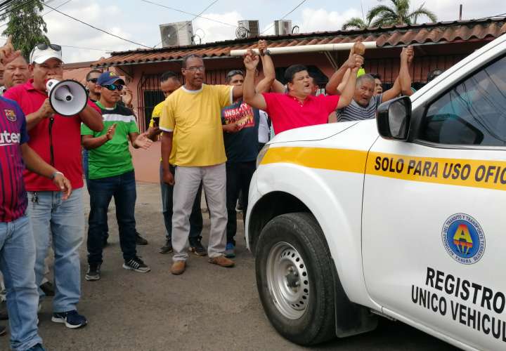 Taxistas de Arraiján protestan en sede de la ATTT