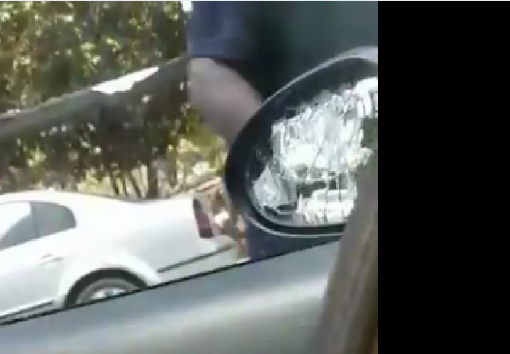 Taxista insulta y rompe retrovisor a conductor en Boca la Caja