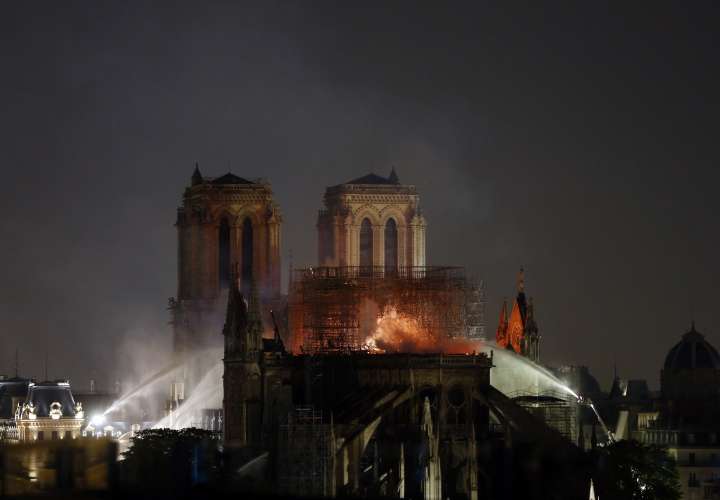 ¡Estructuras de la catedral de Notre Dame a salvo!